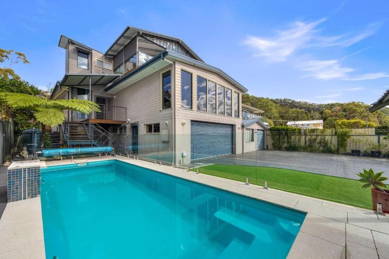 Waterfront Games House - Pool and Bay Views - B&B Galiwinku