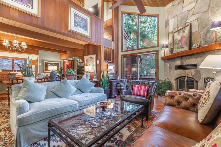 Townhouse Art Gallery in Mammoth's Best Location - B&B Mammoth Lakes