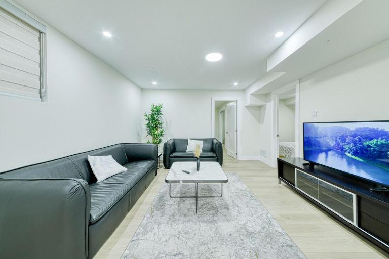 Luxury 3BR Suite, EV Charger, Long Stays - Ferienwohnung Hamilton