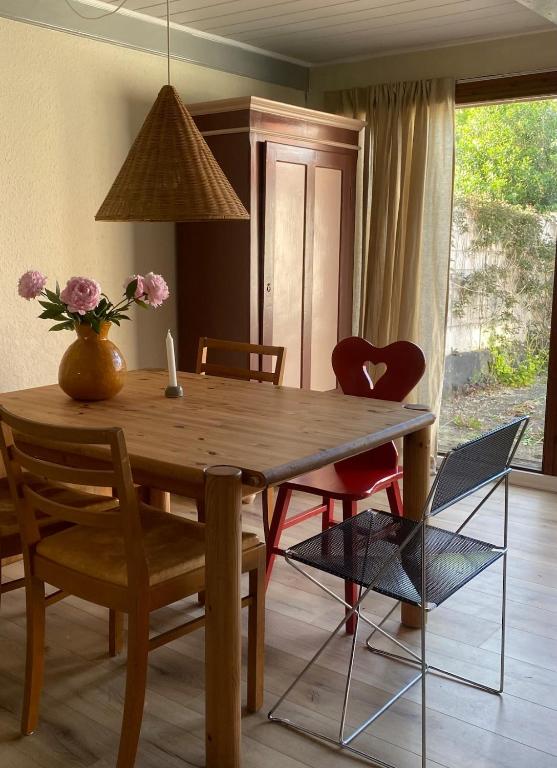 Cozy and stylish village house close to the sea - B&B Ommel