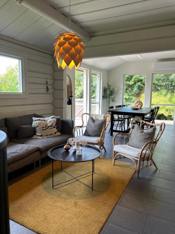Modern Log Cabin with Fireplace, Forest and EV Parking - B&B Hjärnarp