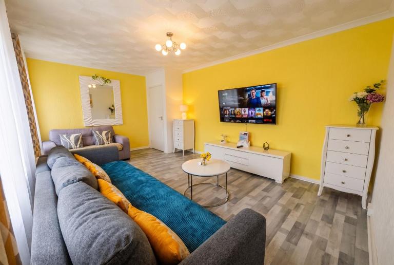 Holiday home with private Garden and mountain view - B&B Briton Ferry