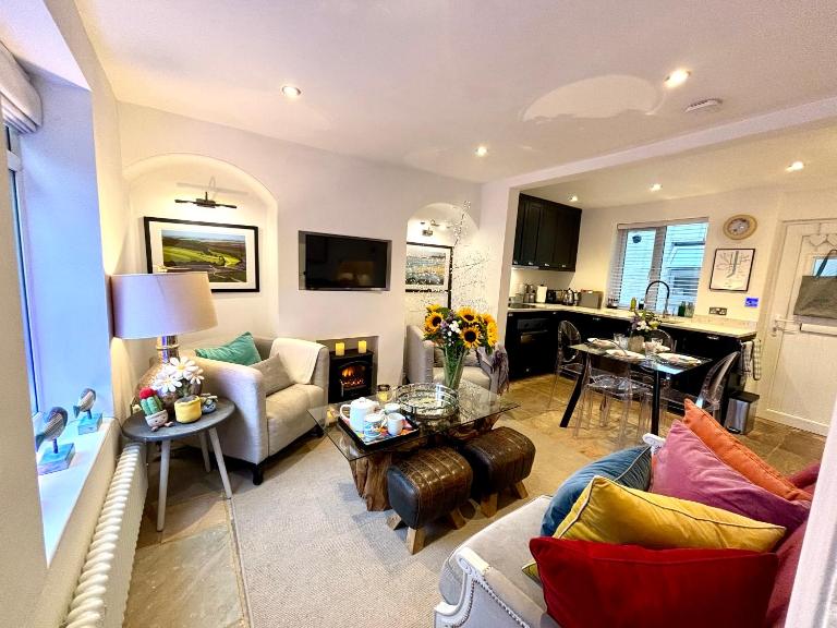 Voyagers View - Central Whitby Luxury with Coastal Views and Garden - B&B Whitby
