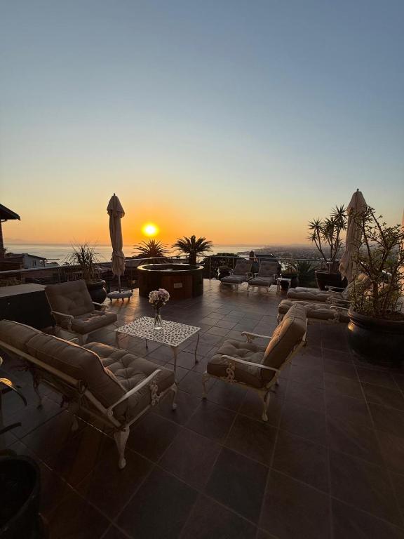 Phezulu Manor - Luxury Villa with Panoramic Views & 5 Terraces - B&B Gordon’s Bay