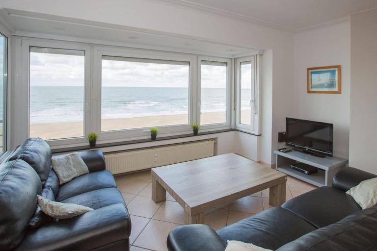 Bright Apartment With Sea View - Chambres d'hôtes Ostende
