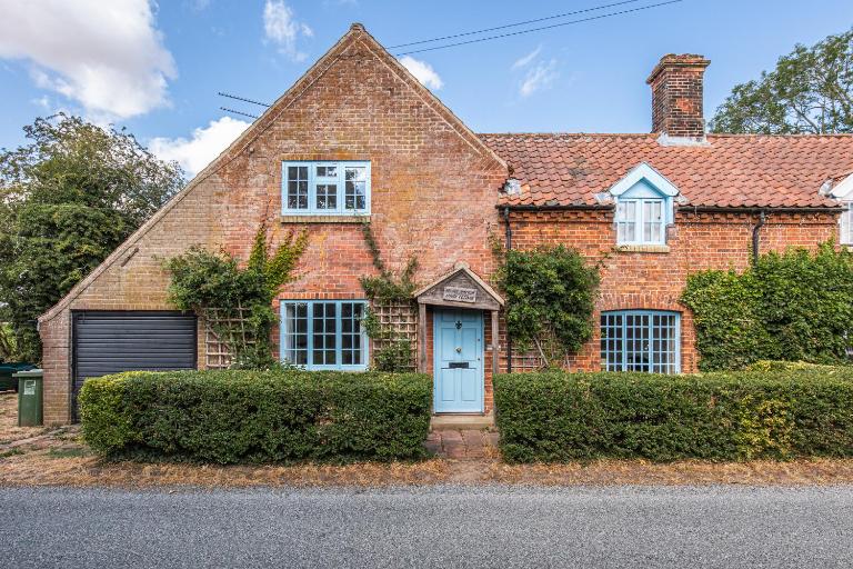 Kelsey Bottom South Cottage, charming characterful cottage, with a quintessential cottage garden tucked away in the heart of the Norfolk countryside - B&B Stibbard