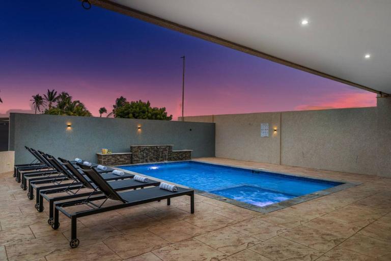 2BR Aruba Retreat Near Eagle Beach with Pool and BBQ - Chambres d'hôtes Oranjestad