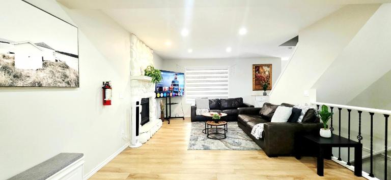 Cozy and Elegant 4BR Retreat, Entire House, King Bed, Airport, Ring Road, Games - Chambres d'hôtes Calgary