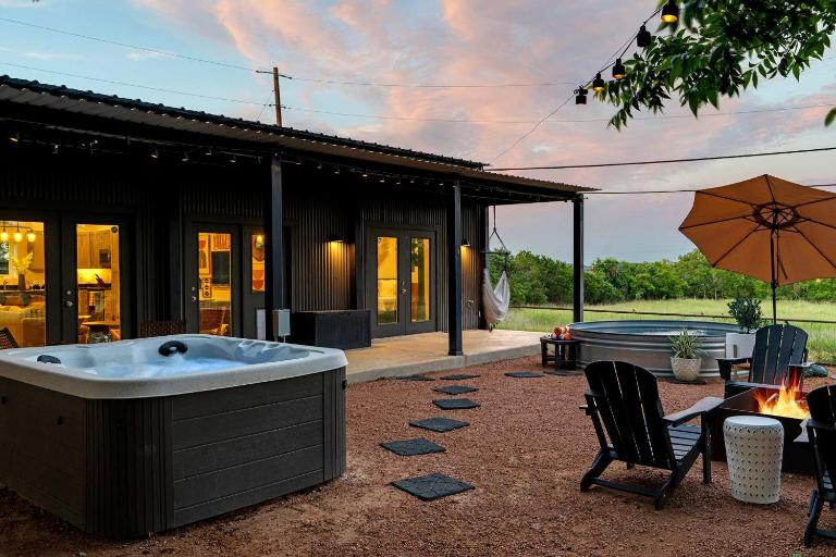 Container Haus, Hot Tub, Cowboy Pool, Pet Friendly! - Chambres d'hôtes Fredericksburg