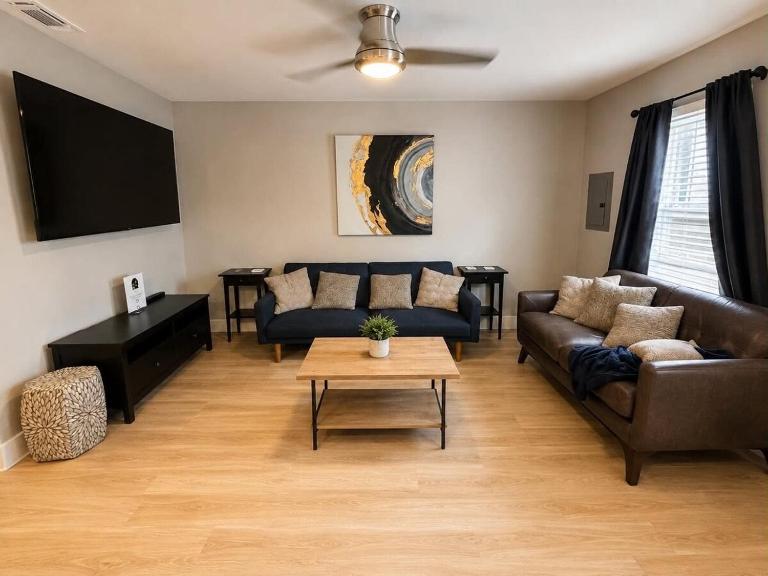 Stylish Home near Lackland & Downtown-Pet Friendly - B&B San Antonio