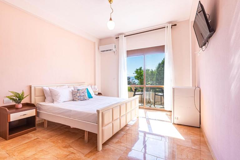 Radhima Res 112 - Double Room, Sea View - B&B Vlorë