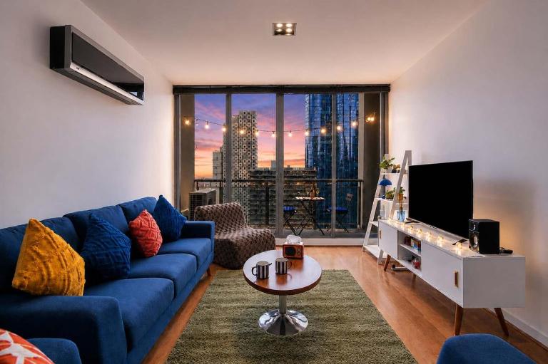 3BR Retro CBD Retreat - Pool, Views & Free Parking - Bed and Breakfast Melbourne