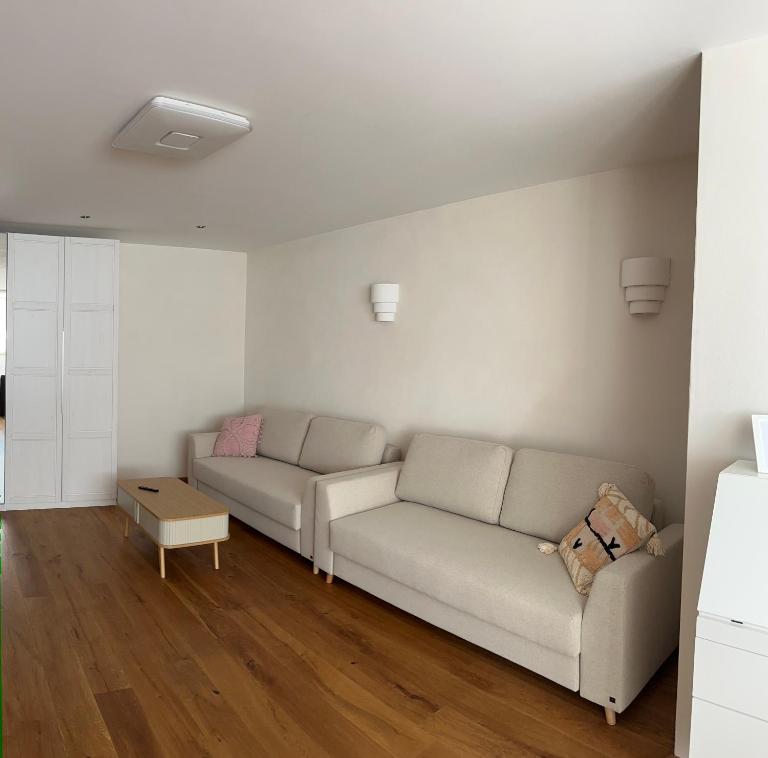 Schöne 2-Zimmer-Souterrainwohnung mit Terrasse - B&B Offenburg