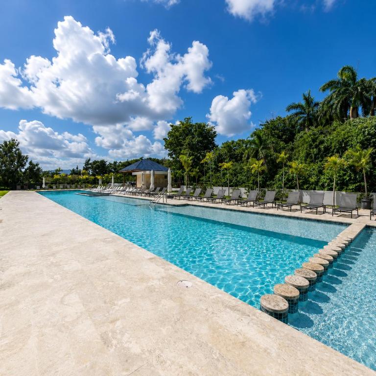 Mar y Palmas Luxe 2BR Playa Dorada Pool Near Beach - Chambres d'hôtes Puerto Plata