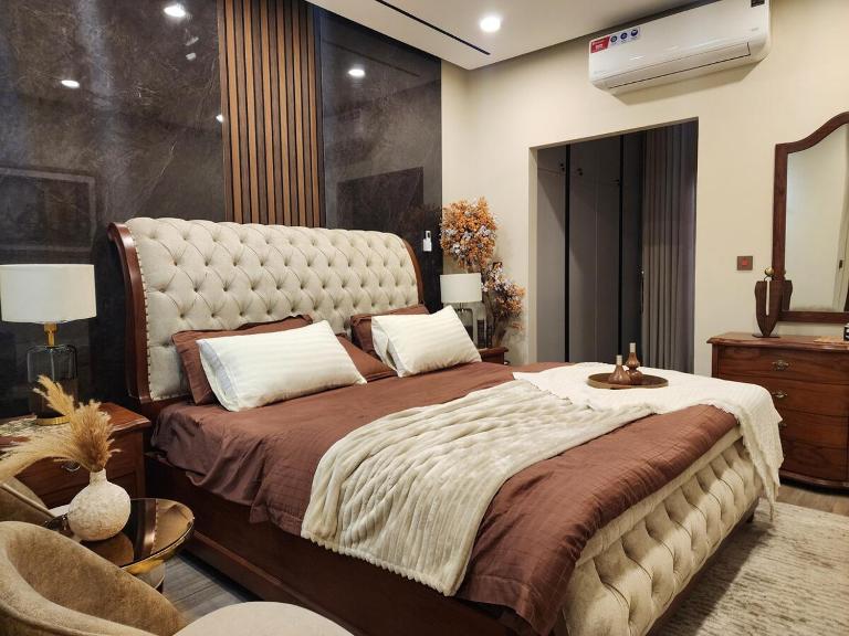Signature 3BHK, Ultra-Luxury Stay, Pool & UPS, Across Giga Mall - B&B Islamabad