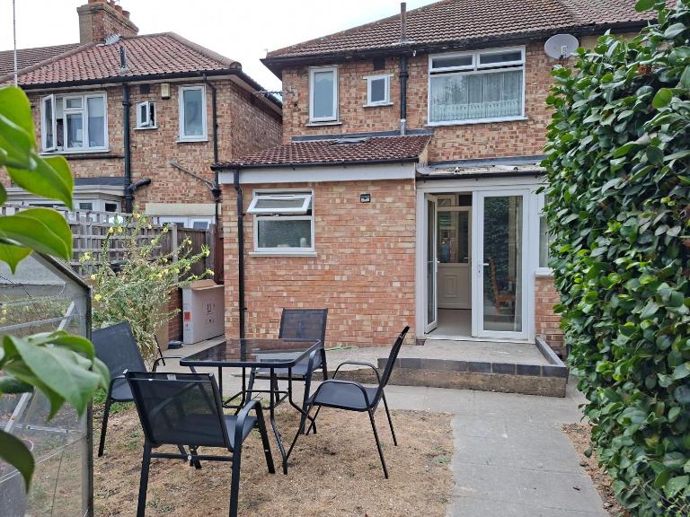 Charming 4 bedrooms 2 bathrooms house near Romford Station with parking - Chambres d'hôtes Romford
