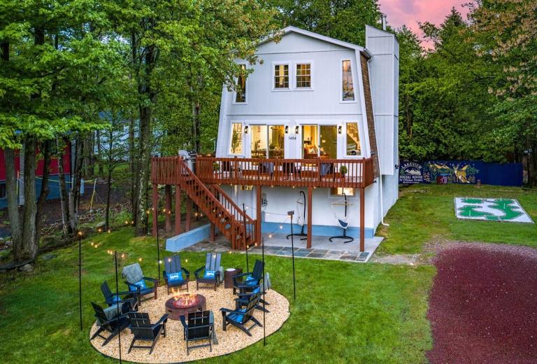 Lakeview SocialHouse - Hot Tub, Golf, Speakeasy, Sauna, Outdoor Games, Paddleboards, Kayaks, Lake fun - B&B Tobyhanna