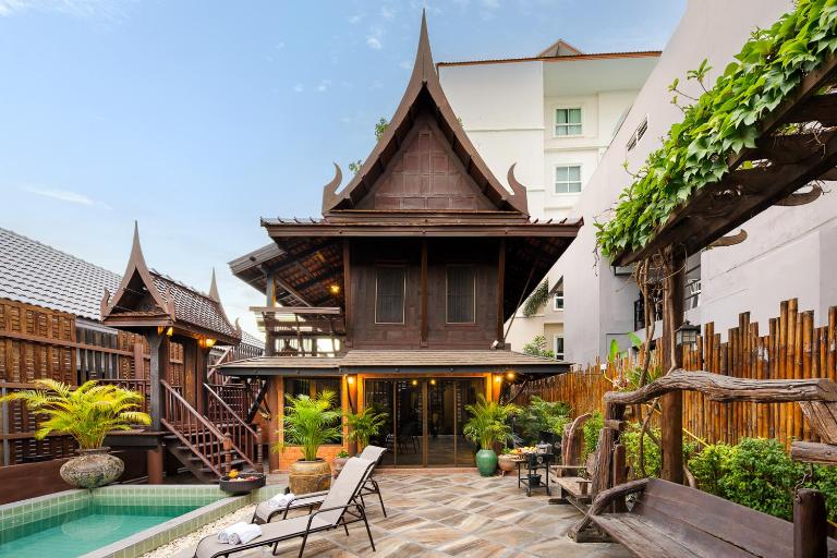 Authentic Thai Villa with Open-Air Living & Pool-Central-Huahin - Chambres d'hôtes Hua Hin