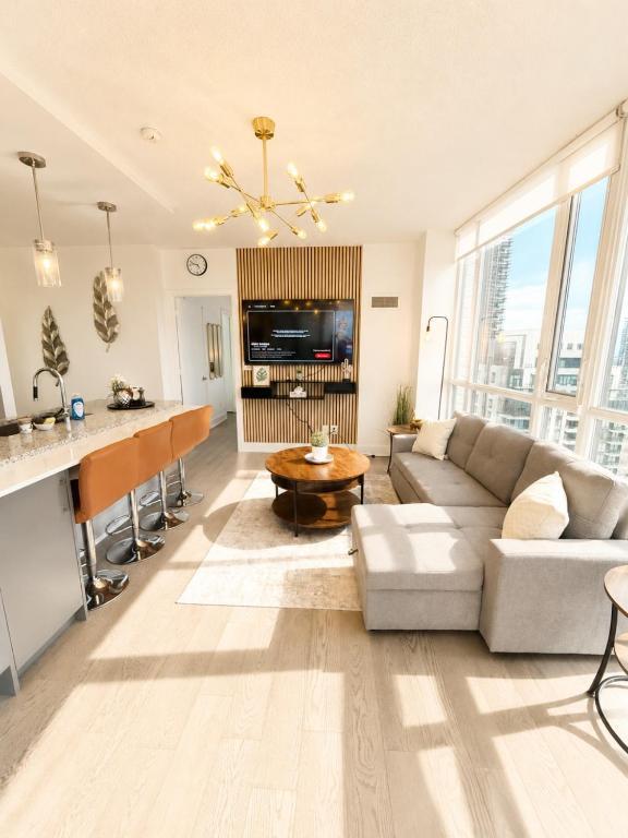 Sky-High 2BR/2BA Condo | Best City Views+Parking - Chambres d'hôtes Mississauga