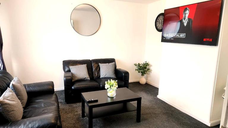 Sapphire Properties with Separate Private Luxury Ensuite Apartment Hamstead Road, Birmingham B43 5BD - Ferienwohnung Birmingham