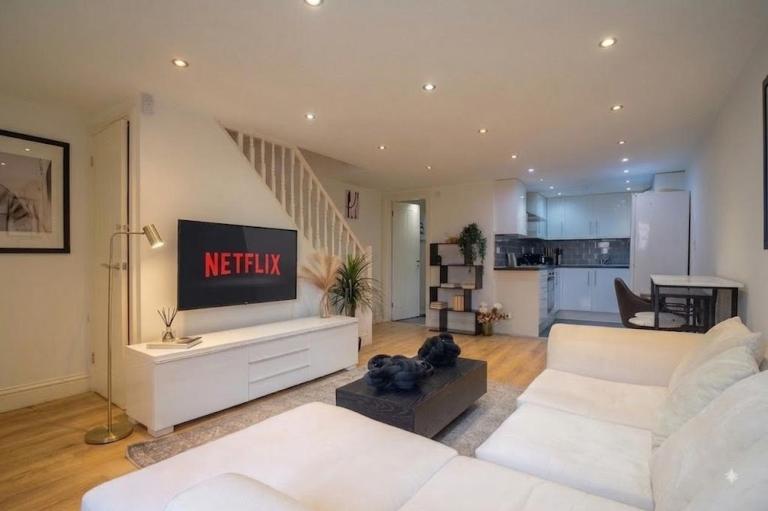 Stylish 2BR Greenwich Home Free Parking 02 - B&B Londres