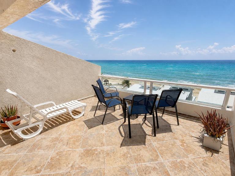 Brisas Shores Penthouse Beachfront, Ocean View Terrace Cancun Hotel Zone, 2 bedrooms - Bed and Breakfast Cancun