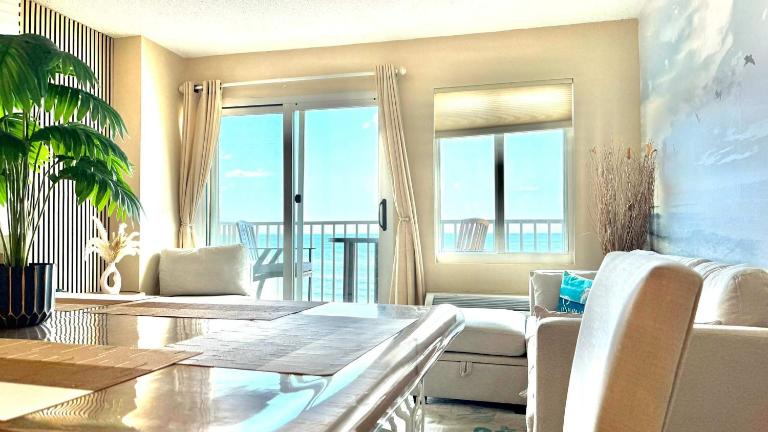 Boardwalk Oceanfront Condo with Panoramic Views - B&B Virginia Beach