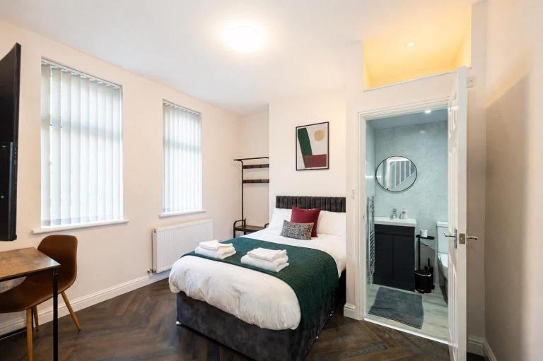 Groves Room 1 Hospital & City Access - B&B Manchester