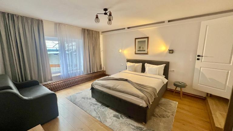 Dorna Skyline - cosmic bedroom and spacious living room - B&B Vatra Dornei