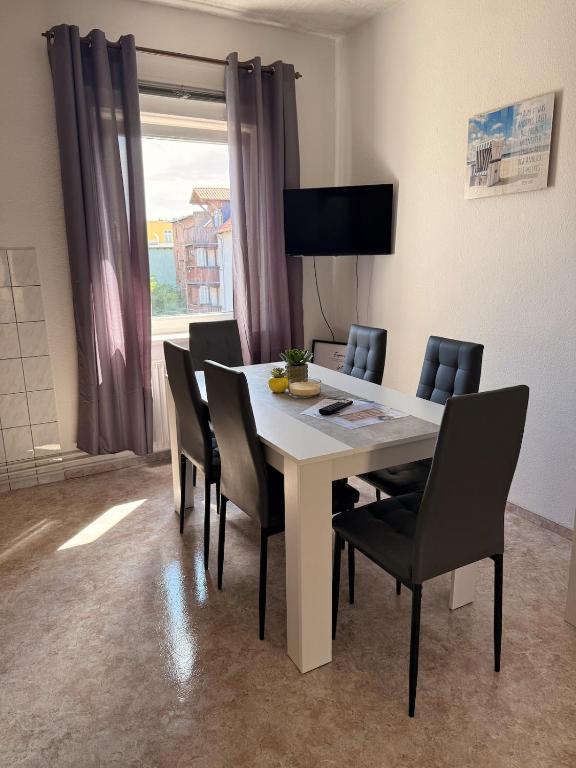 MonteurOase Einzelbetten Hof Waschmaschine Wlan Küche Bad SmartTV Parkplatz K2B - B&B Halberstadt