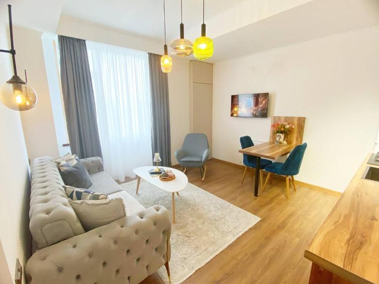 Stylish City Heart Apartment - Bed and Breakfast Koetaisi
