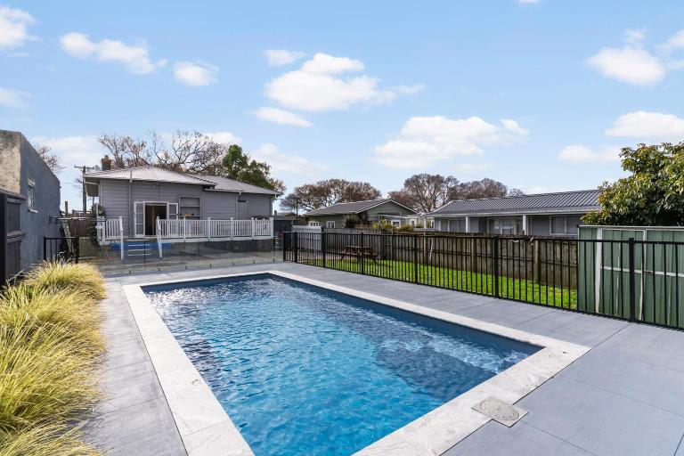 Poolside Pause - Auckland Holiday Home - B&B Auckland