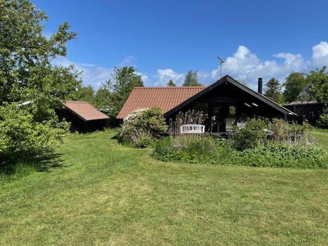 Charming Holiday Home Near Beach And Town - B&B Dronningmølle