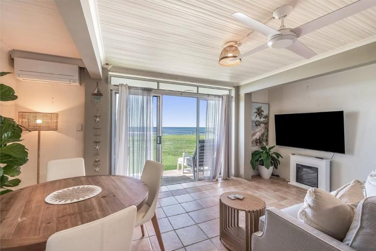 Absolute Beachfront Apartment 8B - B&B Lennox Head