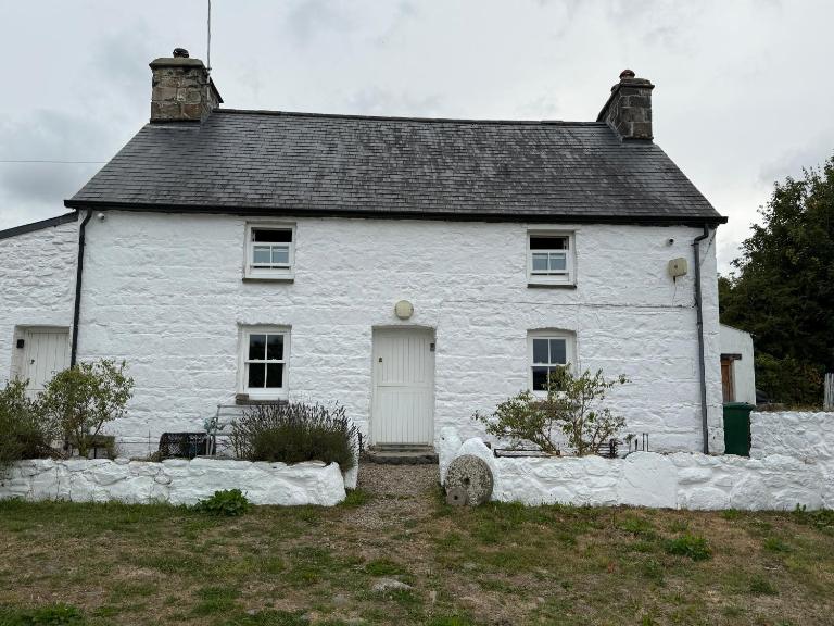 Ffynnonau - Newport, Pembrokeshire, set in a secluded spot at the foot of Carn Ingli - a beautifully curated, three-bedroom 1840 farmhouse - B&B Cilycwm
