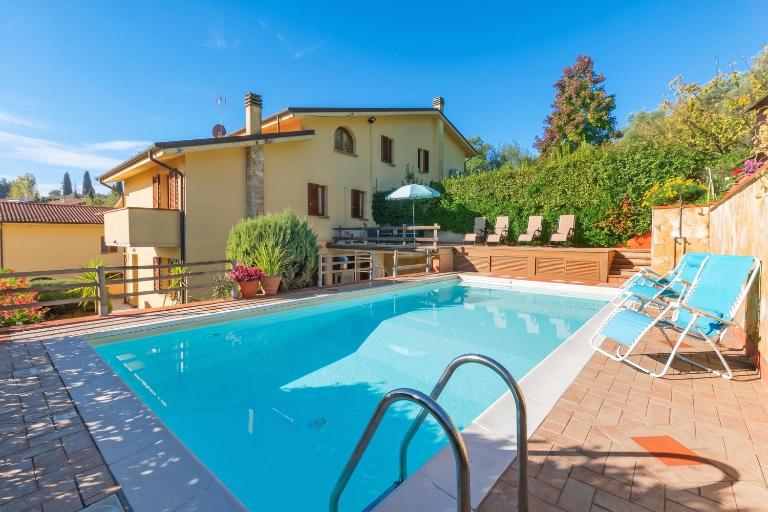 Comfortable House With Private Pool - B&B Pescia