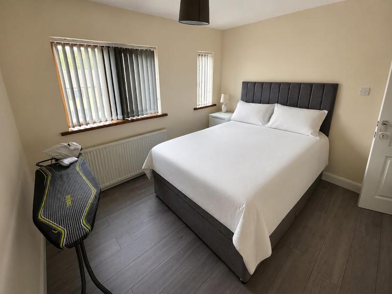 Spacious 4BR Home , Sleeps up to 9 , Parking & WiFi - B&B Batley