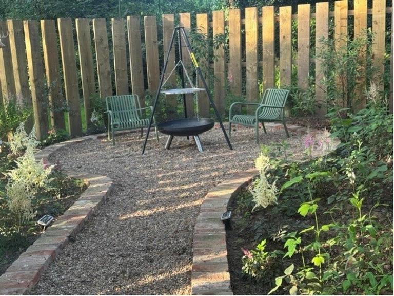 Cabin Sleeps 2 with Enclosed Garden - B&B Boston