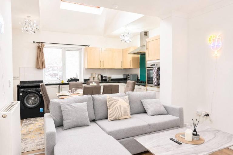 6BDR House in Old Trafford Sleeps 15 Parking - B&B Manchester