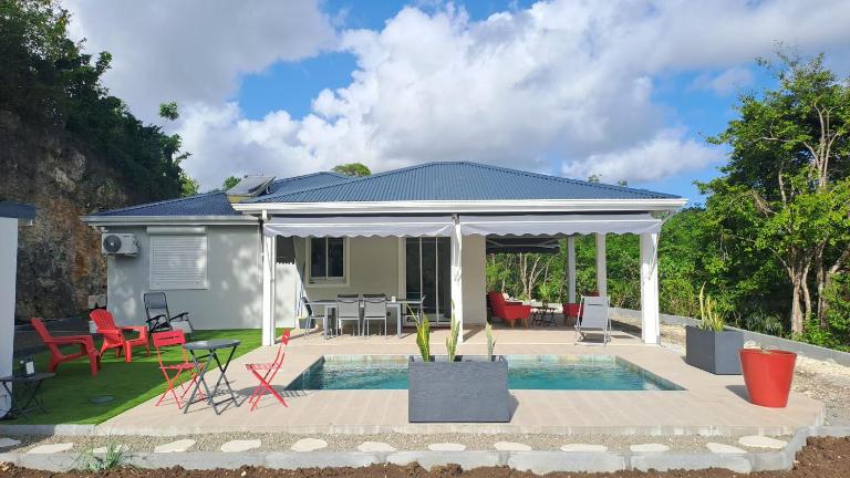Villa moderne avec piscine dans un écrin de nature - Chambres d'hôtes Les Abymes