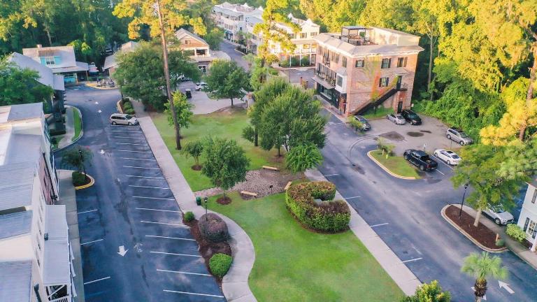 May River Breeze! 3-Story Townhouse in Old Town's Promenade - B&B Bluffton