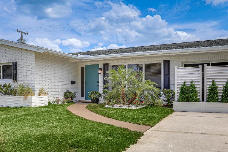 Completedly Renovated Pool: Home Minutes to Beach! - B&B North Palm Beach