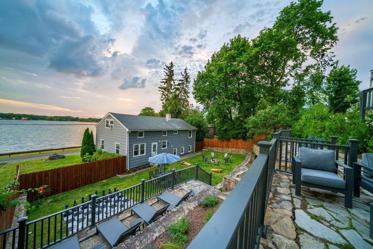 5BR Waterview Home near Cove Beach, Sauna, Game Room, Fenced Backyard - Chambres d'hôtes Stamford