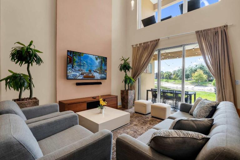 Modern Townhome with Grill and Balconies - B&B Orlando
