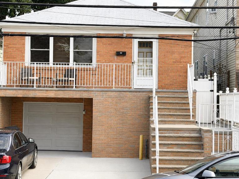 Spacious 3BDR Family Friendly, Front Porch, 2 FREE Parking Space, 8min Walk to Train Station, 30 mins to NYC, Near EWR - B&B Bayonne