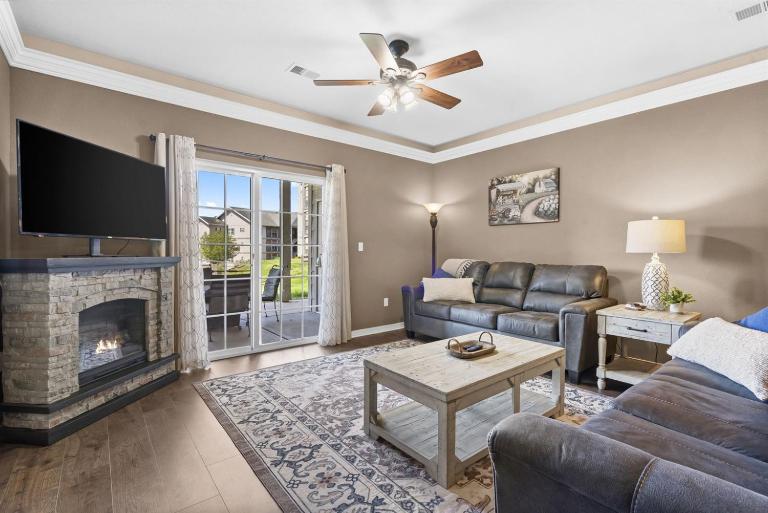 Golf Course Views & Poolside Walk-Out Condo - B&B Branson