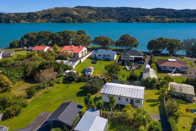 Warm sunny house huge deck and free fibre wifi - B&B Raglan