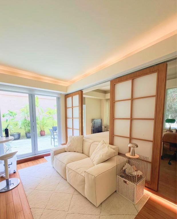 Tai Ping Shan Terrace House, A Wabi-Sabi Home in Sheung Wan - B&B Hong Kong
