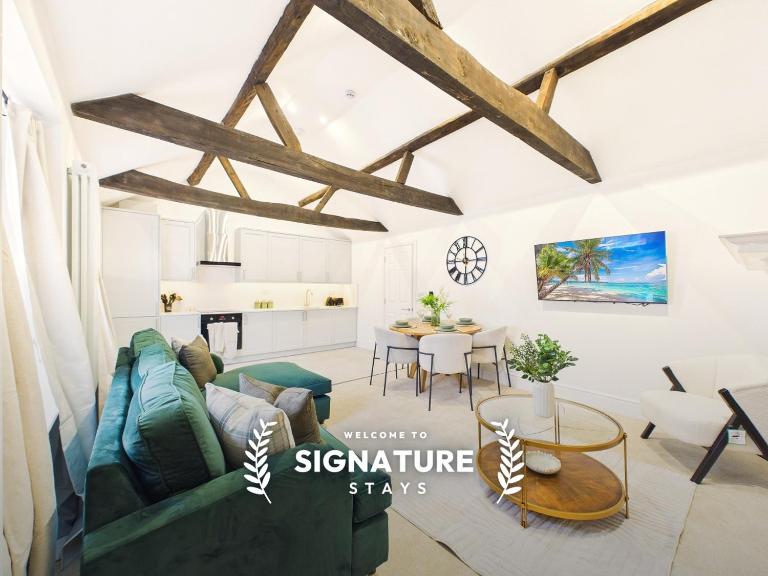 NEW Artisan Apartment by Signature Stays - Modern - Spacious - Parking - B&B Cheltenham