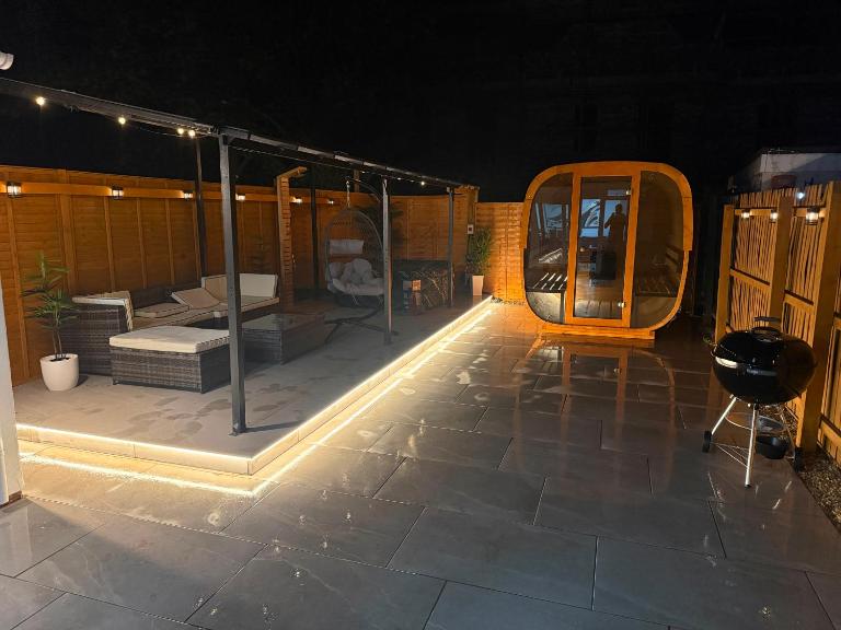 Modern 4-Bed House - Hot Tub & Sauna - Sleeps 14 - B&B Bristol